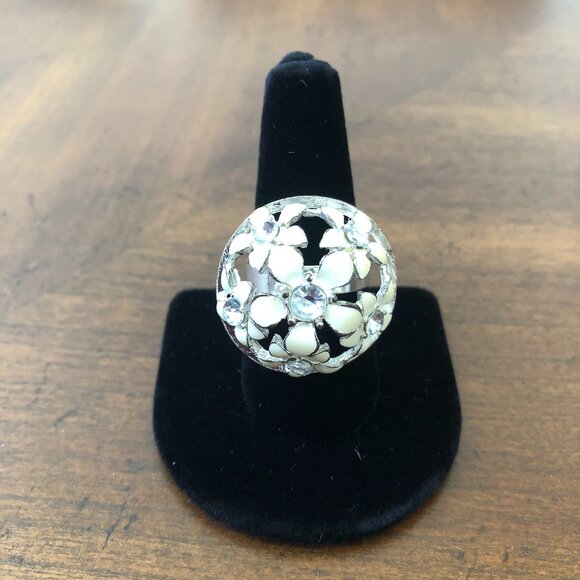 Vintage COSTUME STATEMENT Cocktail White Enamel Flowers RING Rhinestones Size 10 - Picture 2 of 10